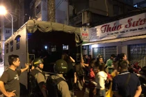 Giữa “tâm bão”, hàng loạt nữ tiếp viên thoát y trong nhà hàng