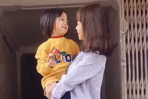 Bé gái 6 tuổi gây cười với livestream bán hàng online quá chuyên nghiệp