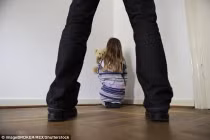 Yêu râu xanh đột lốt cảnh sát hãm hiếp bé gái 13 tuổi 