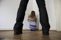 Yêu râu xanh đột lốt cảnh sát hãm hiếp bé gái 13 tuổi 