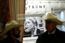 Hàng hóa bị tẩy chay, con gái ông Trump đóng cửa hãng thời trang IvanKa Trump 