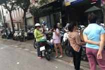 Vì sao sách giáo khoa đầu cấp “cháy hàng”, giá vọt cao?