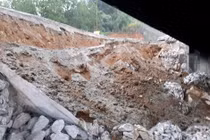  Đường tạm cao tốc Nội Bài - Lào Cai sạt lở, cấm xe tải trọng lớn