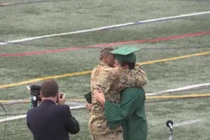  Khoảnh khắc hai cha con đoàn tụ trong lễ tốt nghiệp gây xúc động