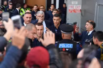 CĐV MU phát cuồng chào đón Ronaldo trở lại Old Trafford