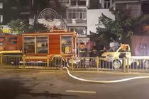 Quán bar ở TP HCM bốc cháy dữ dội lúc rạng sáng