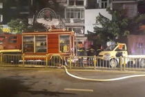 Quán bar ở TP HCM bốc cháy dữ dội lúc rạng sáng