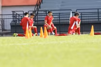 Vì sao thầy Park "lùa" cầu thủ tuyển Việt Nam ra sân tập giữa trưa?