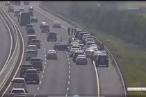  Đoàn đám cưới thản nhiên dừng xe, tràn ra cao tốc... chụp ảnh kỷ niệm 