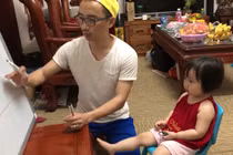 Không thể nhịn cười với clip bố và con gái: Sốt sắng giúp con ôn thi vào lớp 1 