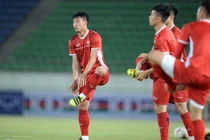 Bùi Tiến Dũng lệch cổ chân, chạy đua với thời gian để gặp Lào