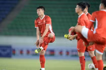 Bùi Tiến Dũng lệch cổ chân, chạy đua với thời gian để gặp Lào