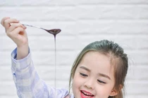 Cô bé 6 tuổi siêu đáng yêu khiến dân mạng “điên đảo” trong ngày 1/6