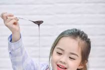 Cô bé 6 tuổi siêu đáng yêu khiến dân mạng “điên đảo” trong ngày 1/6