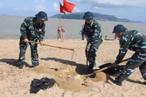 Ấn tượng học viên trường Sĩ quan Không quân dọn rác bãi biển