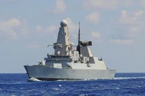 Tường tận siêu hạm Anh bám riết tàu sân bay Nga