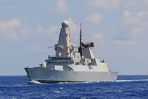 Tường tận siêu hạm Anh bám riết tàu sân bay Nga