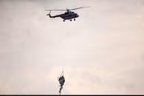 Mục kích trực thăng Mi-17 Iran cẩu xác máy bay rơi