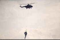 Mục kích trực thăng Mi-17 Iran cẩu xác máy bay rơi