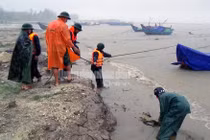 Theo chân bộ đội Việt Nam cứu dân vùng lũ lụt