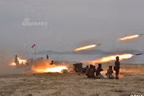 Mục kích nữ quân nhân Triều Tiên tập trận đánh đảo