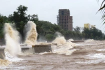 Bão số 7 giảm 3 cấp, còn cách Quảng Ninh-Hải Phòng 210km 