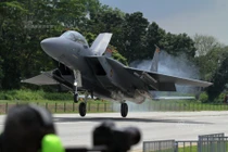 Hoành tráng tiêm kích F-15/16 Singapore hạ cánh trên quốc lộ