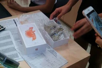 “Phát hoảng” mua iPhone 6S ở Thế Giới Di Động, nhận hộp…sỏi đá