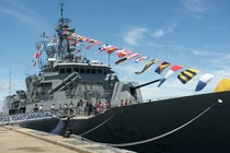 Khám phá tàu chiến Australia đang ở thăm Cam Ranh
