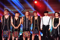 F Band xin tha thứ vì lấy khăn Piêu đóng khố