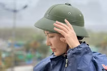 Nữ MC xinh đẹp VTV "đắm" mình 7 tiếng trong bão Yagi tác nghiệp