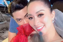 Khánh Thi tái xuất xinh đẹp sau 3 tuần sinh con