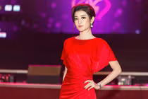 Á hậu Huyền My gợi cảm với đầm xẻ cao táo bạo 