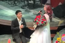 Diễn viên Hoàng Yến được chồng thứ 4 quỳ gối tặng hoa