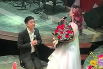 Diễn viên Hoàng Yến được chồng thứ 4 quỳ gối tặng hoa