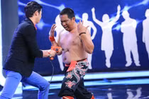 Rùng mình màn khoan vào bụng của Người bí ẩn