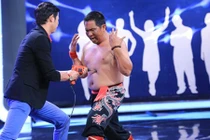 Rùng mình màn khoan vào bụng của Người bí ẩn