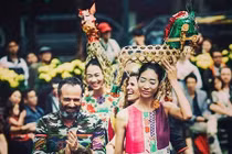 Người mẫu đội vàng mã trên đầu, nhà thiết kế nói gì?