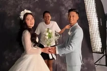 H'Hen Niê xuề xòa làm stylist kiêm thợ chụp ảnh cưới cho em trai