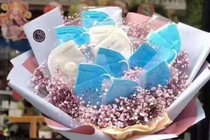 Đón Valentine giữa mùa dịch, Lâm Tâm Như được tặng bó hoa kết từ khẩu trang