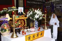 Vợ nhạc sĩ Phan Nhân nén đau thương lo đám tang chồng