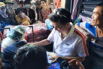 Đàm Vĩnh Hưng bị fan Pleiku vây kín giữa chợ