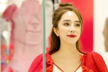 Diễn viên Quỳnh Nga đẹp gợi cảm với váy đỏ rực