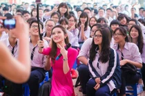 Á hậu Huyền My chụp ảnh tự sướng cùng học sinh 