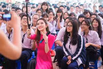 Á hậu Huyền My chụp ảnh tự sướng cùng học sinh 