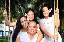 Gia đình Thúy Hạnh về nhà sau gần 4 tháng kẹt ngoài đảo