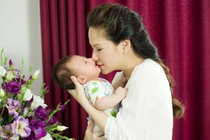 Đan Lê khoe con trai mới sinh kháu khỉnh, đáng yêu