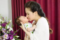 Đan Lê khoe con trai mới sinh kháu khỉnh, đáng yêu