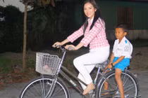 Quý cô Lý Nhã Kỳ giản dị chân trần đi xe đạp