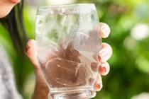 Thói quen uống nước đá mùa hè coi chừng rước bệnh